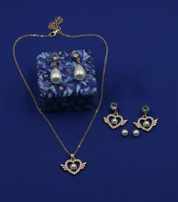 Gold_Tone_Pearl_Heart_Pendant_Jewellery_Set_For_Women