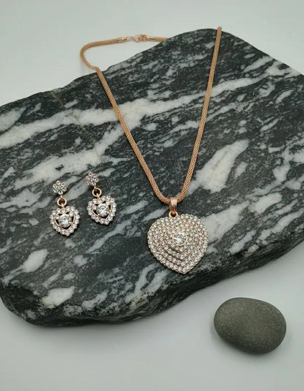 Gold_Tone_Crystal_Heart_Pendant_Jewellery_Set_For_Women