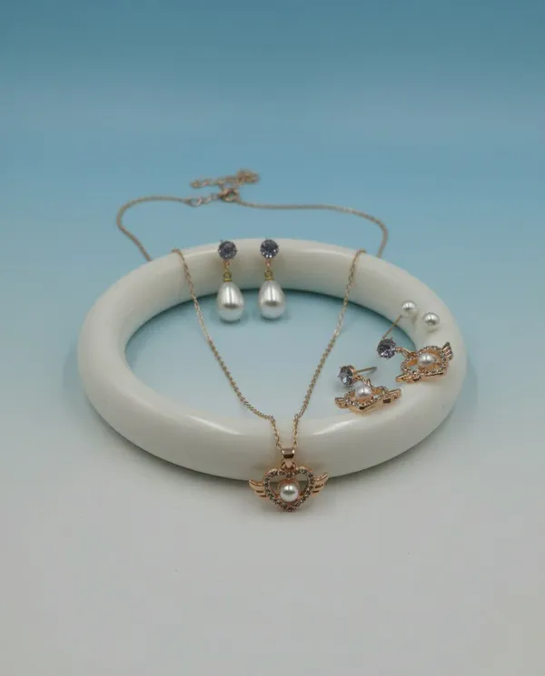 Gold_Tone_Pearl_Heart_Pendant_Jewellery_Set_For_Women