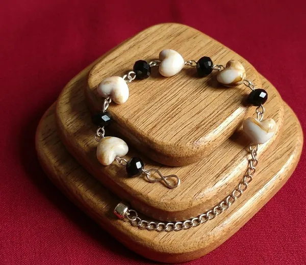 Black_Beaded_Charm_Bracelet_For_Women