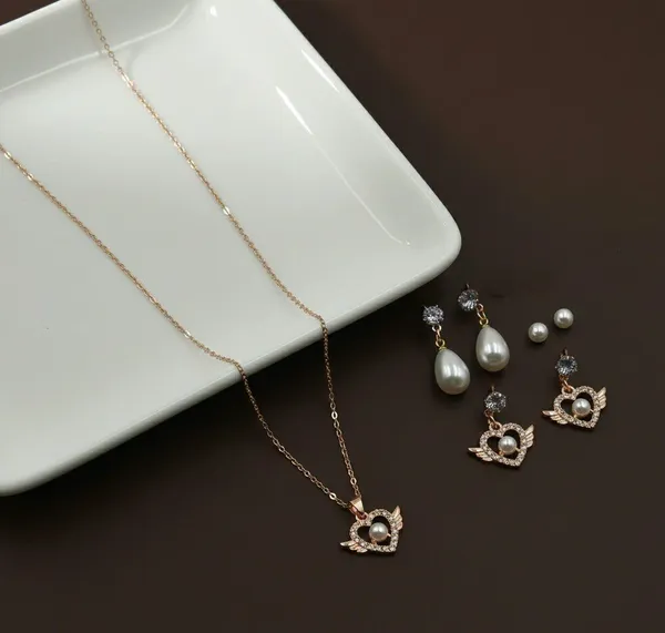 Gold_Tone_Pearl_Heart_Pendant_Jewellery_Set_For_Women