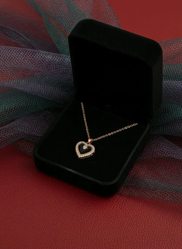 Gold_Tone_Black_Heart_Stone_Pendant_Necklace_For_Women