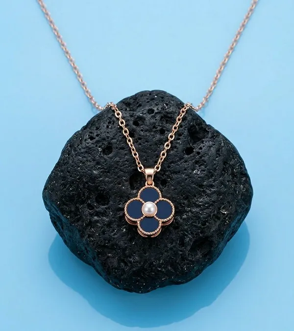 Rose_Gold_Tone_Black_Clover_Pearl_Pendant_Necklace_For_Women