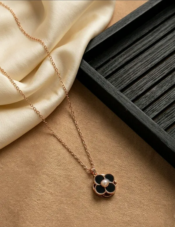 Rose_Gold_Tone_Black_Clover_Pearl_Pendant_Necklace_For_Women