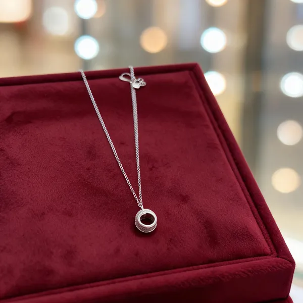 Silver_Circle_Pendant_Necklace_For_Women