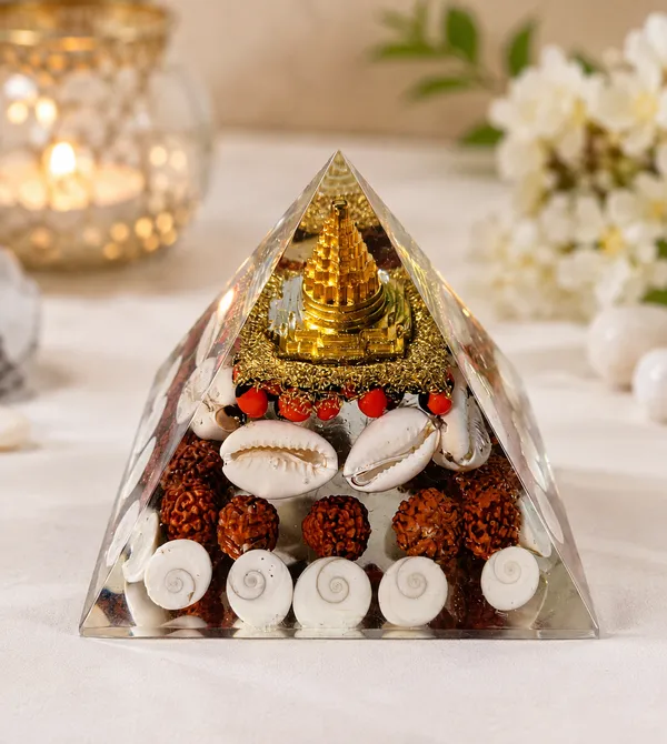 Acrylic_Spiritual_Decorative_Pyramid_With_Rudraksha_And_Shells