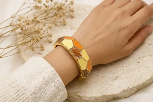 Gold_Tone_Enamel_Hinged_Bangle_Bracelet