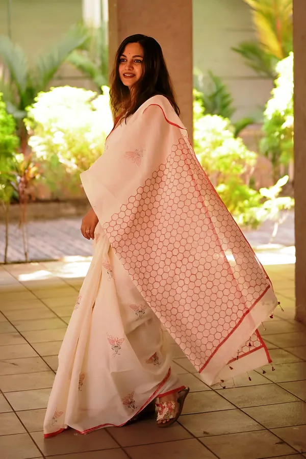 Elegant_Cream_Linen_Saree_With_Minimal_Floral_Print_Contrast_Border