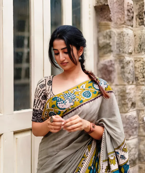 Elegant_Grey_Linen_Saree_With_Kalamkari_Inspired_Border_Printed_Blouse