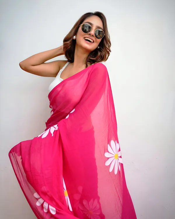 Bright_Pink_Floral_Printed_Saree_With_White_Daisy_Motifs