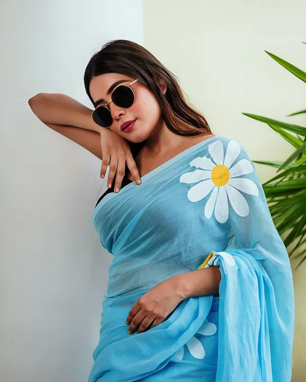 Sky_Blue_Linen_Saree_With_White_Daisy_Print