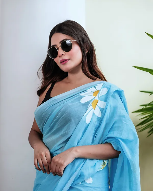 Sky_Blue_Linen_Saree_With_White_Daisy_Print