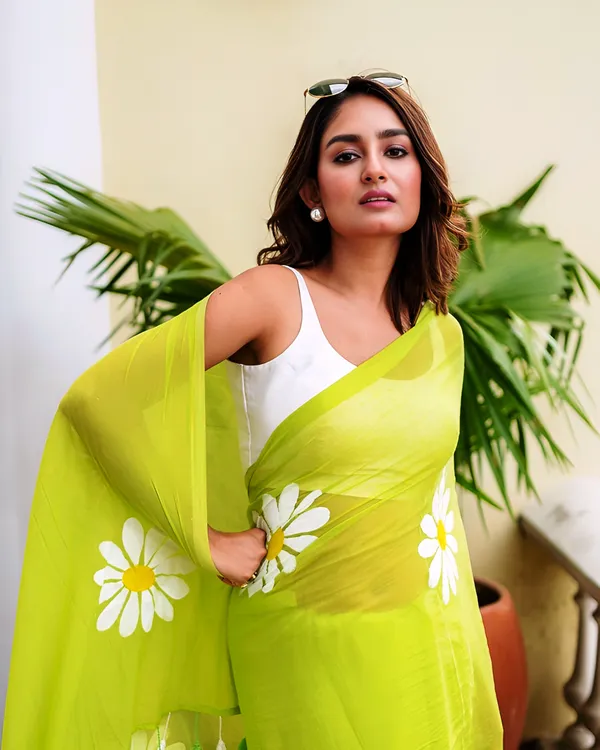 Lime_Green_Daisy_Printed_Linen_Saree
