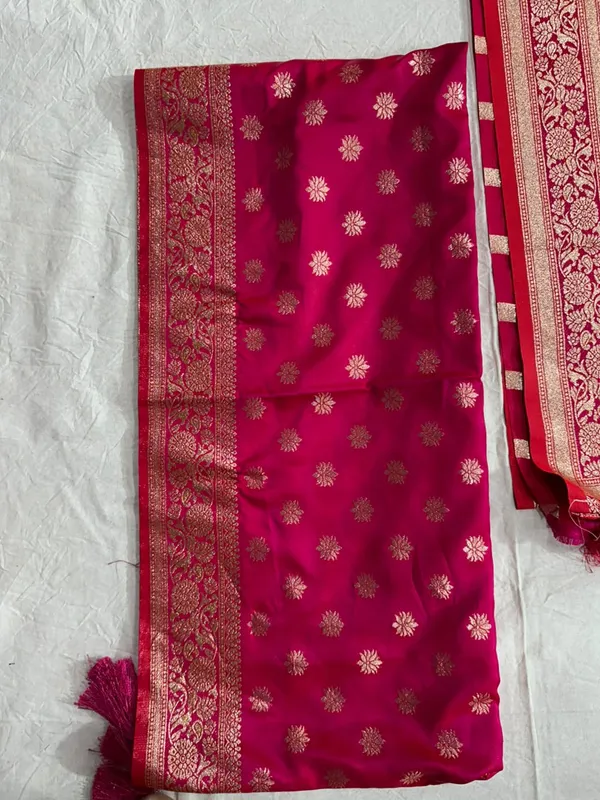 Magenta_Silk_Traditional_Saree_For_Women