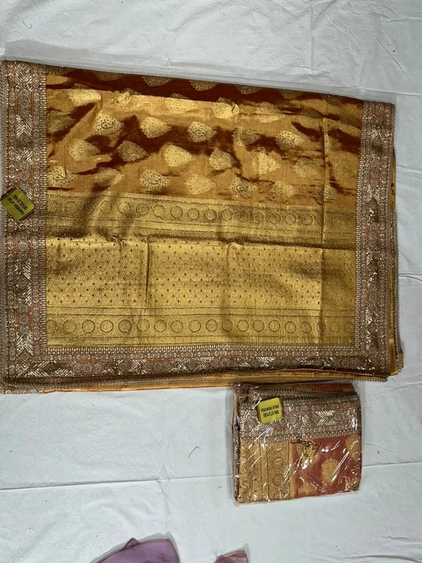 Gold_Silk_Traditional_Saree_For_Women