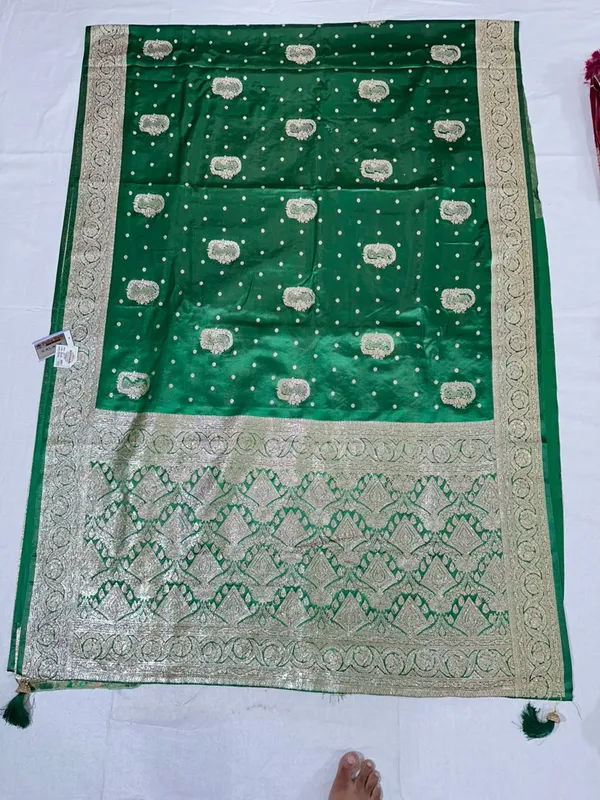 Green_Silk_Traditional_Saree_For_Women