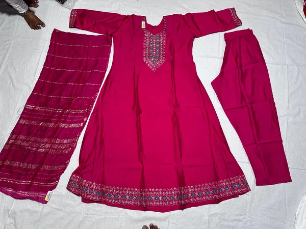 Magenta_Roman_Silk_Embroidered_Kurta_Set_For_Women