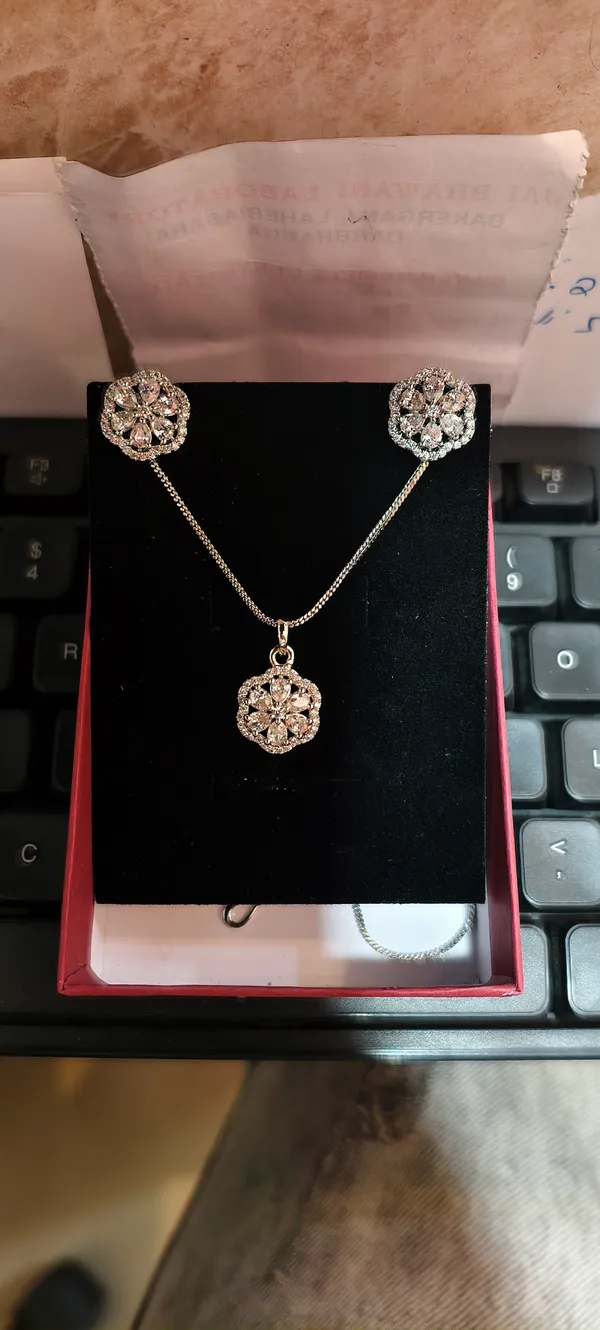Silver_Alloy_Chain_Pendent_For_Women