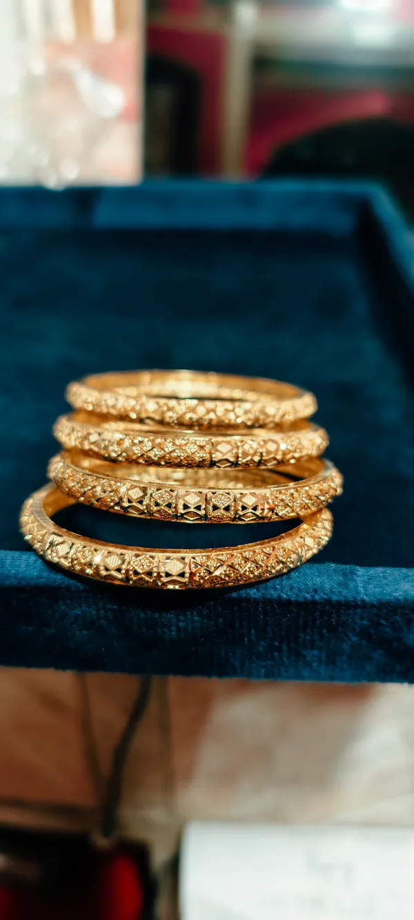 Gold_Alloy_Bangle_For_Women