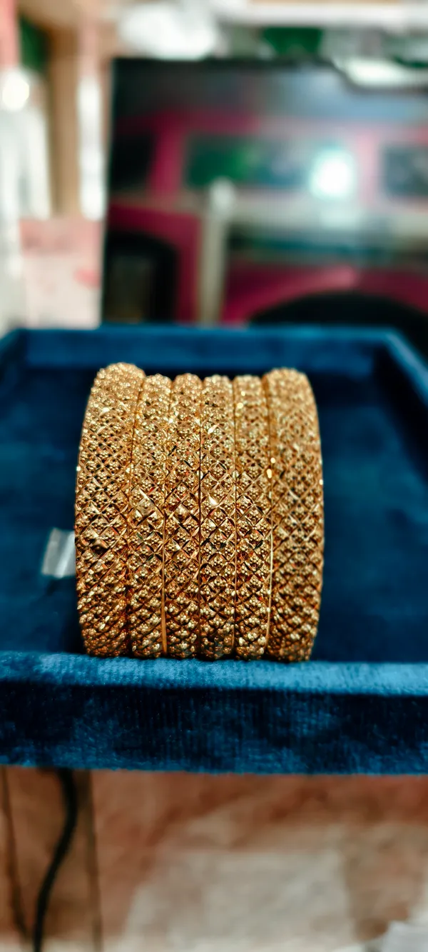 Gold_Alloy_Bangle_For_Women