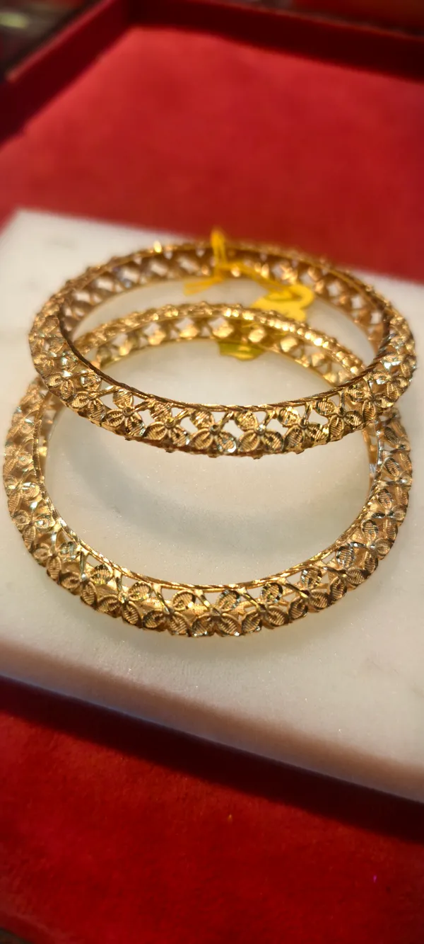 Gold_Alloy_Bangle_For_Women