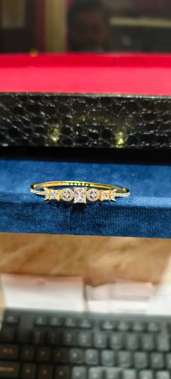 Gold_Alloy_Bracelet_For_Women