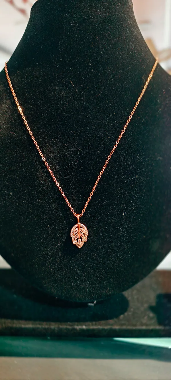 Rose_Gold_Alloy_Pendant_Necklace_For_Women