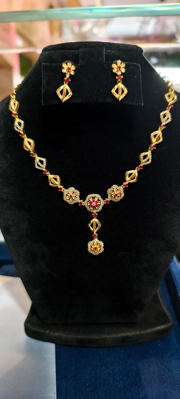 Gold_Alloy_Necklace_For_Women