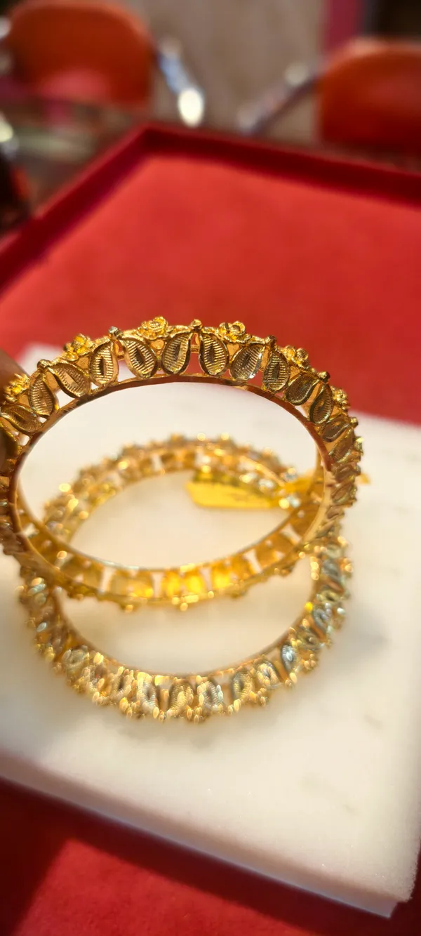 Gold_Alloy_Bangle_For_Women