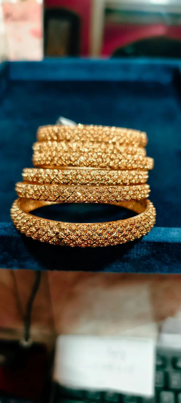 Gold_Alloy_Bangle_For_Women