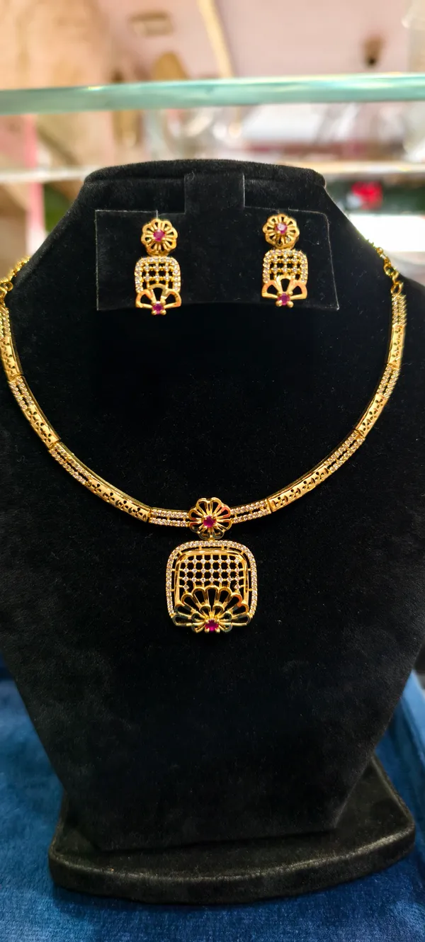 Gold_Alloy_Necklace_For_Women