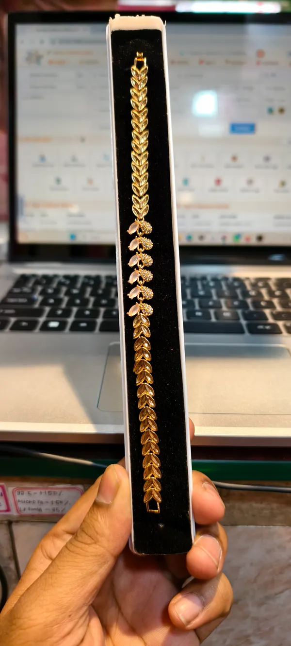 Gold_Alloy_Bracelet_For_Women