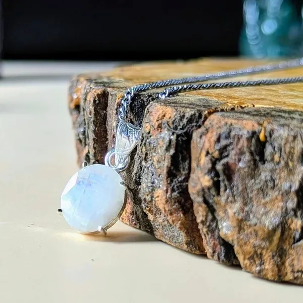 Silver_White_Rainbow_Moonstone_Oval_Pendant_Necklace_For_Women