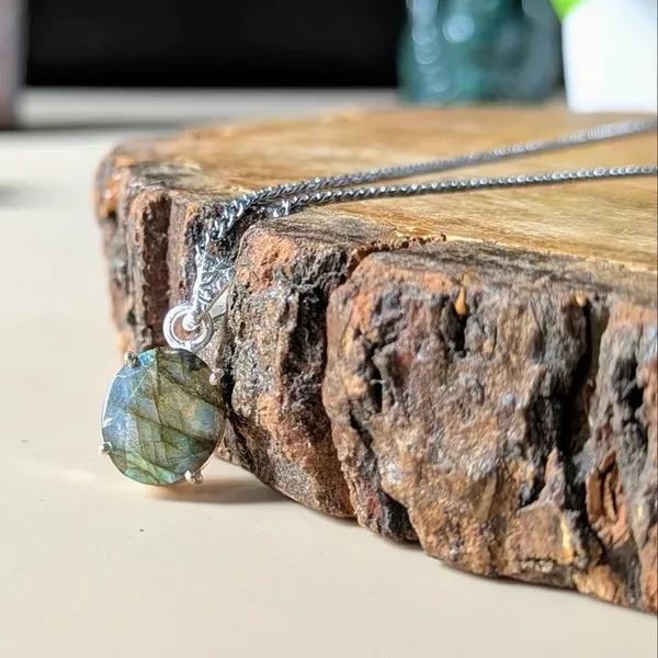 Silver_Labradorite_Crystal_Oval_Pendant_Necklace