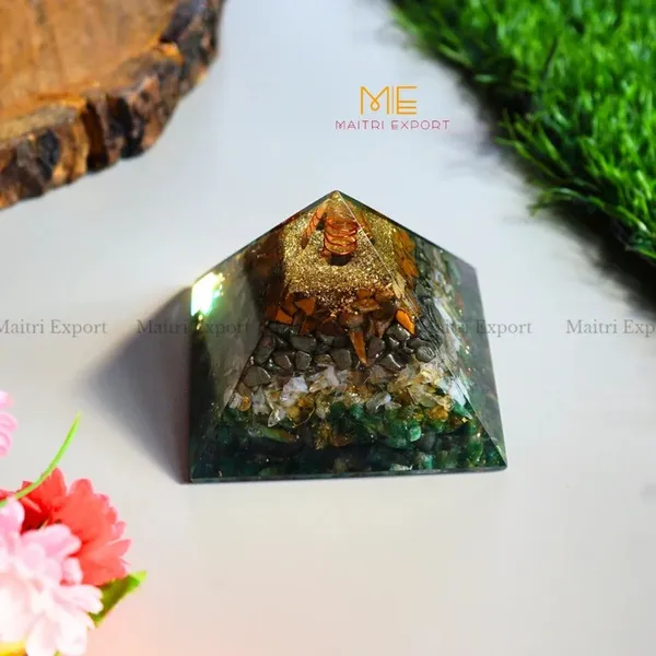 Resin_Multicolour_Crystal_Chip_Geometric_Decorative_Pyramid