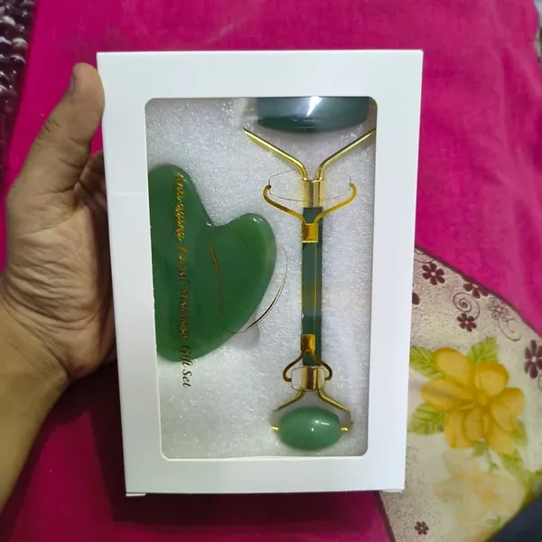 Green_Jade_Face_Brightening_Gua_Sha_And_Facial_Roller_Set