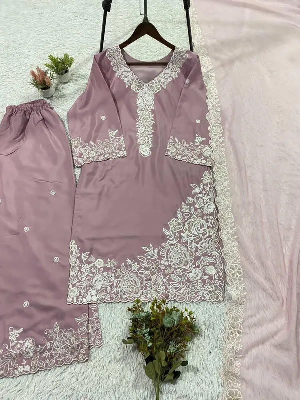 Beautiful_Pakistani_Dress_in_Crepe_Fabric