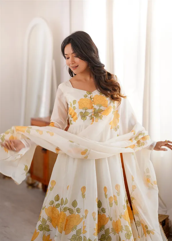 Organja_Silk_Fabric_Fully_Flare_Kali_Pattern_And_Canvas_Patta_With_Dupatta_Set_Pent_Ready_To_Wear