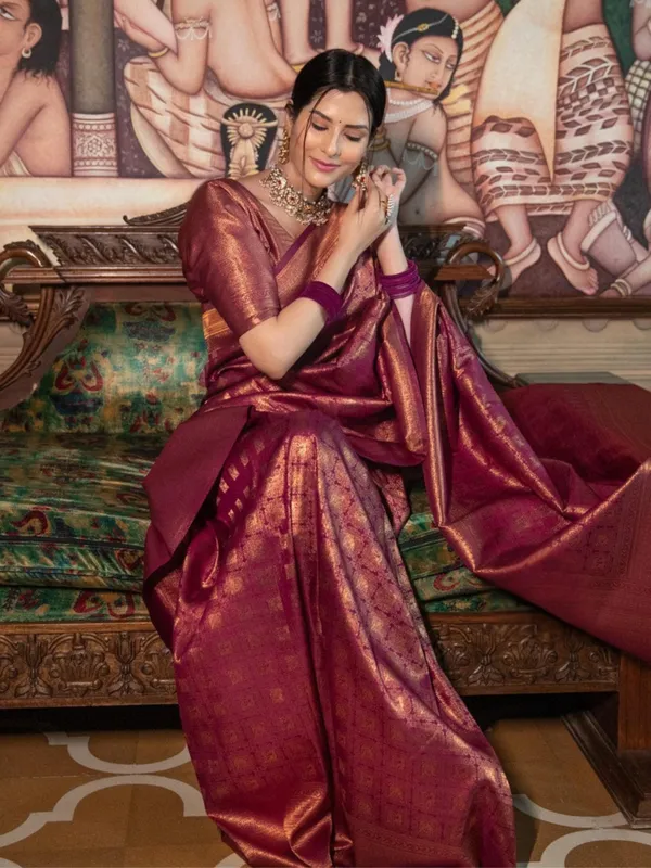 Maroon_Silk_Blend_Woven_Saree_For_Women