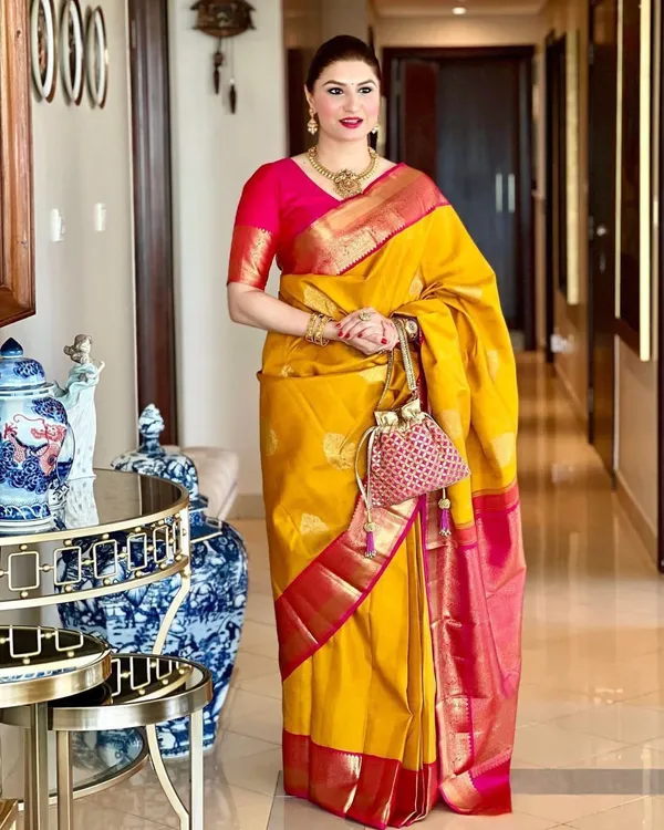 Yellow_Silk_Blend_Floral_Print_Banarasi_Saree_For_Women