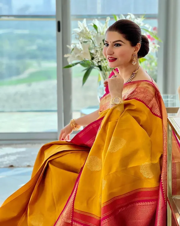 Yellow_Silk_Blend_Floral_Print_Banarasi_Saree_For_Women