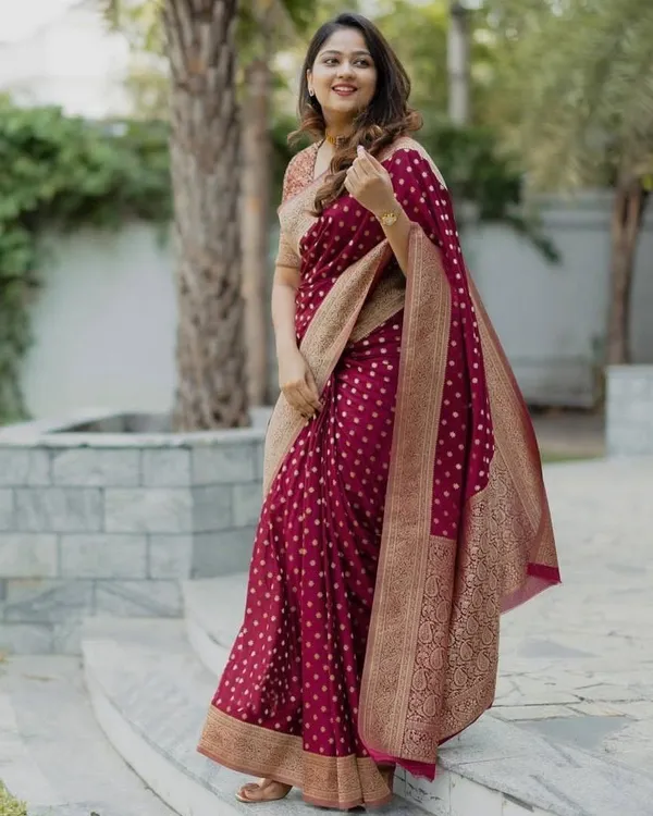 Maroon_Silk_Blend_Floral_Print_Banarasi_Saree_For_Women