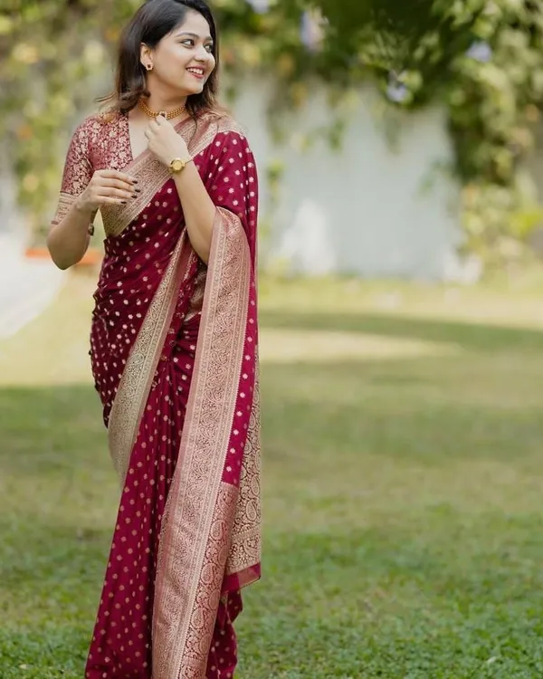 Maroon_Silk_Blend_Floral_Print_Banarasi_Saree_For_Women