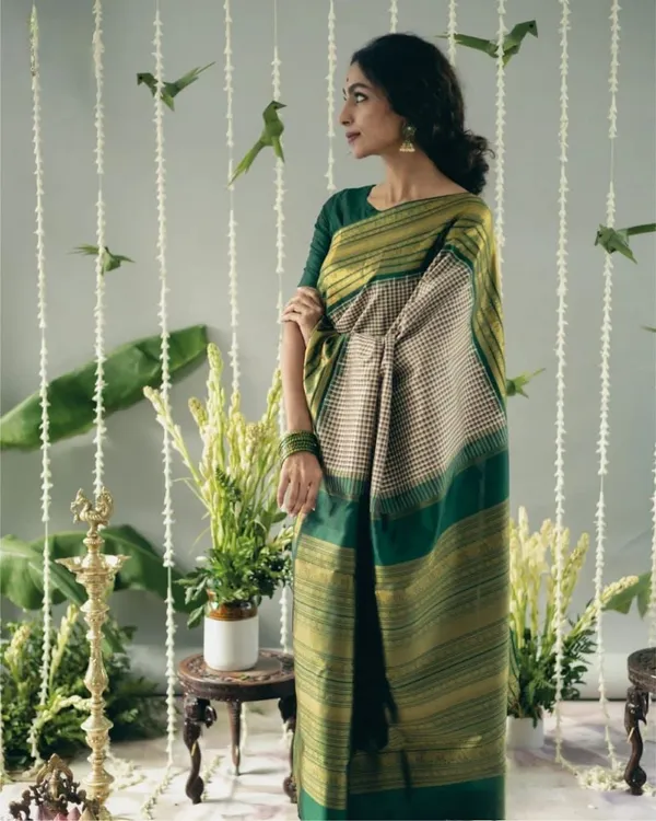 Beige_Gold_Silk_Blend_Checkered_Woven_Banarasi_Saree_For_Women
