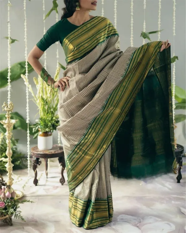 Beige_Gold_Silk_Blend_Checkered_Woven_Banarasi_Saree_For_Women