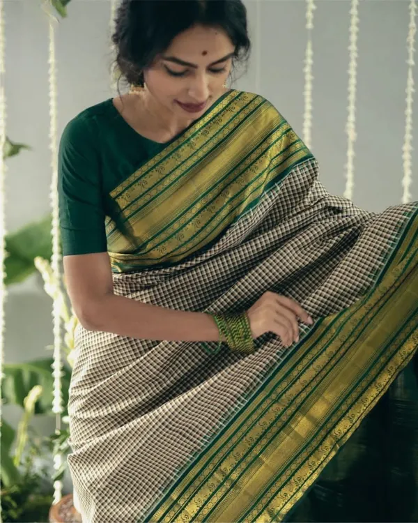 Beige_Gold_Silk_Blend_Checkered_Woven_Banarasi_Saree_For_Women