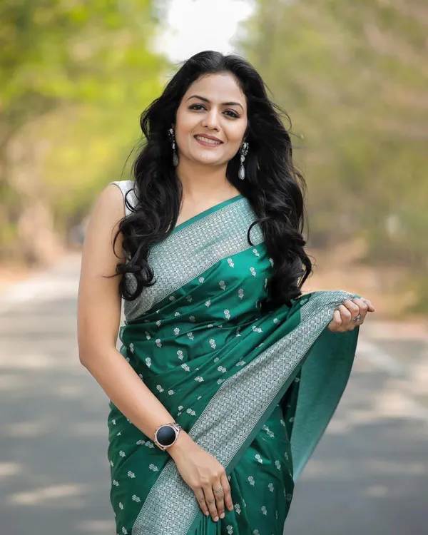 Green_Cotton_Silk_Banarasi_Floral_Geometric_Woven_Saree_For_Women