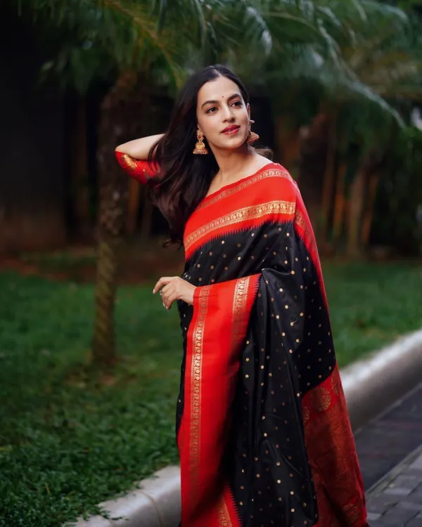 Black_Cotton_Silk_Banarasi_Polka_Print_Regular_Saree_For_Women