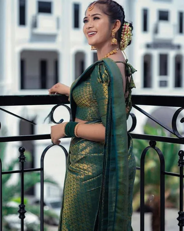 Green_Cotton_Silk_Woven_Floral_Temple_Border_Banarasi_Saree_For_Women