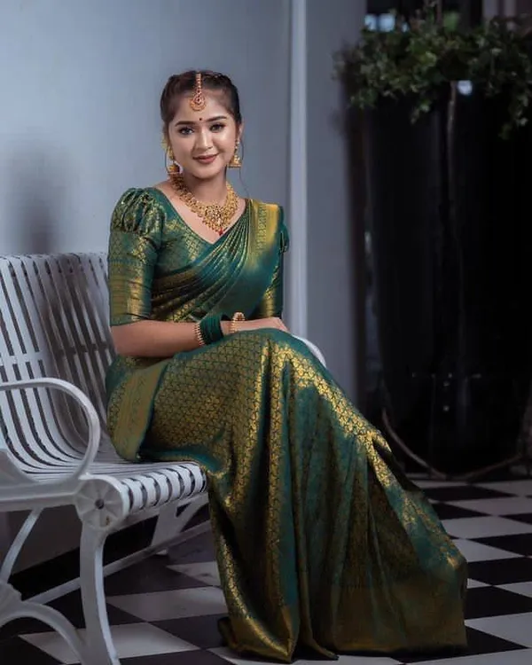 Green_Cotton_Silk_Woven_Floral_Temple_Border_Banarasi_Saree_For_Women